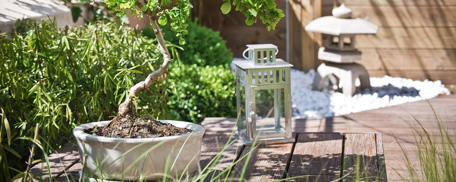 Cour bien aménagée avec de beaux carreaux