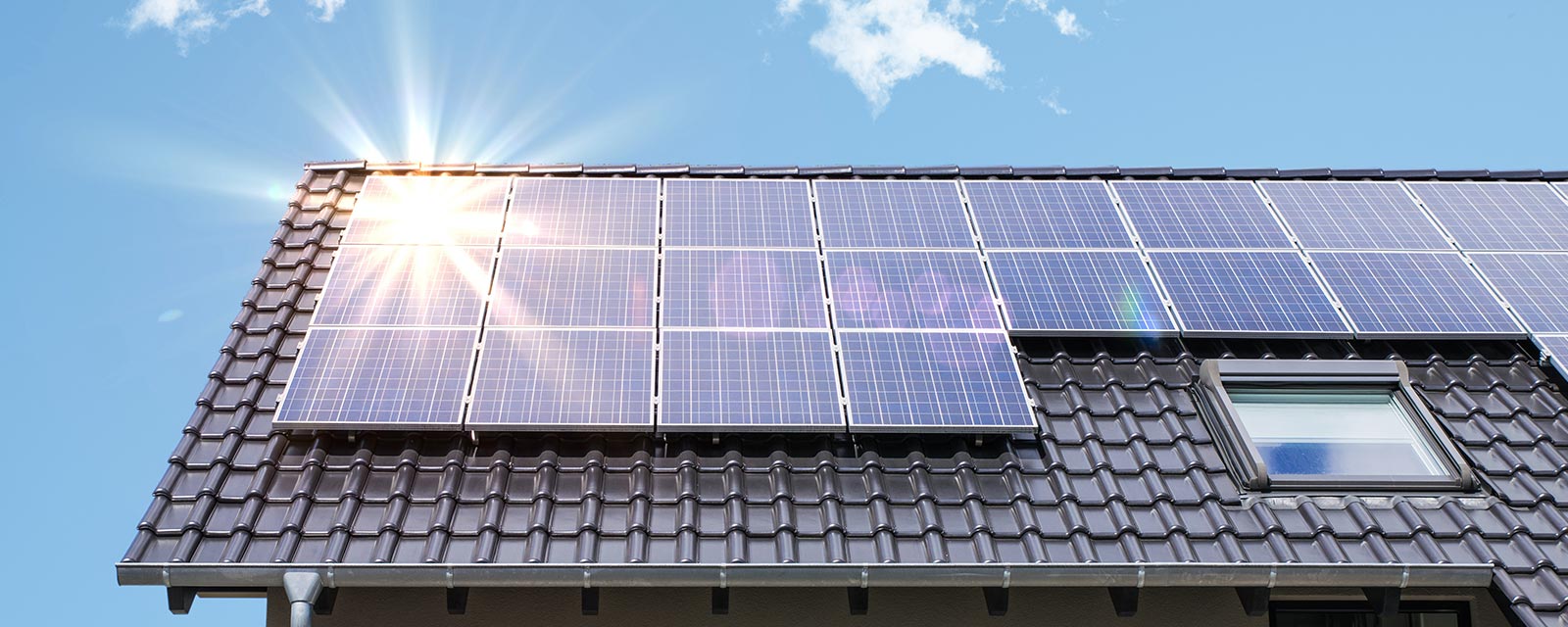 Une toiture avec panneaux photovoltaïque