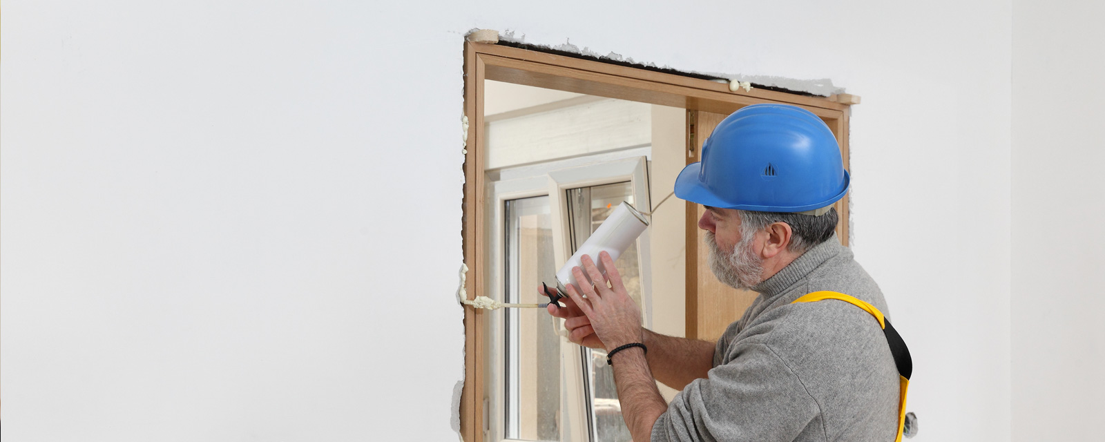 Maçon qui effectue le murage d'une fenêtre