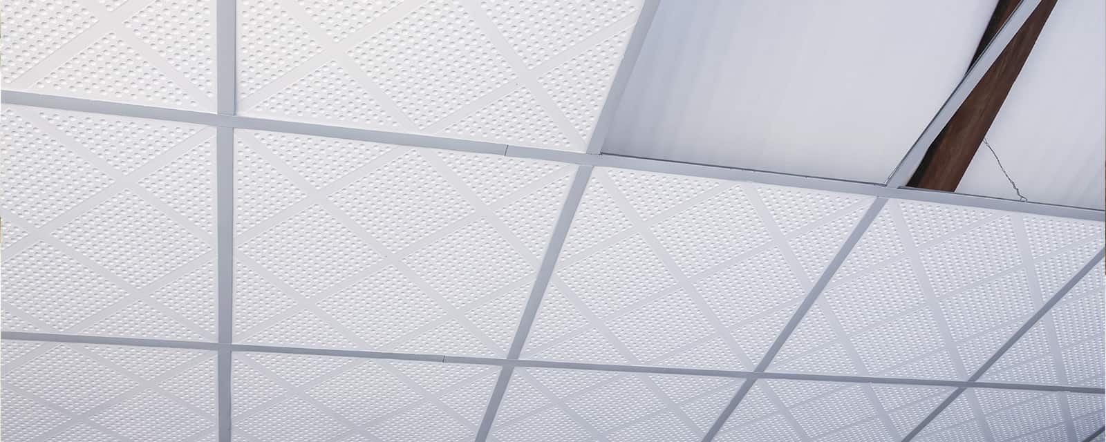 faux plafond avec une dalle ouverte