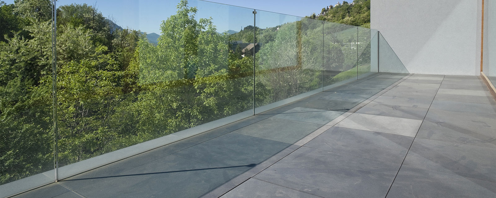 Terrasse en béton décoratif gris