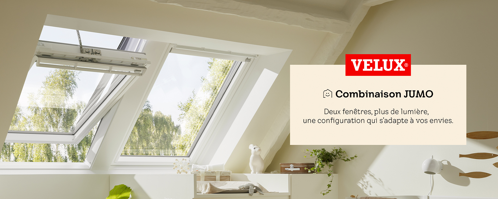 Combinaison JUMO VELUX deux fenêtres de toit blanches dans chambre mansardée avec vue sur arbres