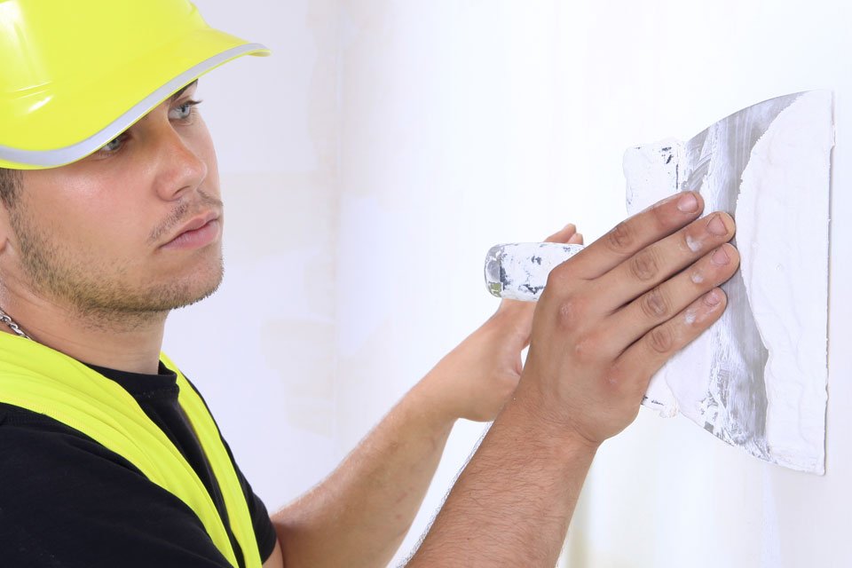 plaquiste plâtrier à l'oeuvre