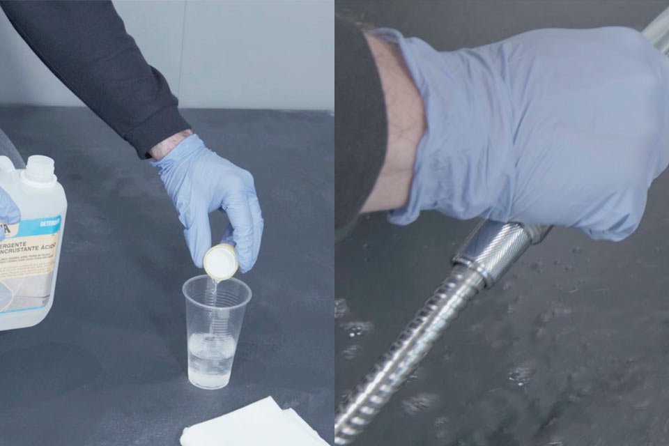 Artisan en train de diluer du produit de nettoyage dans de l'eau pour l'appliquer sur un receveur de douche