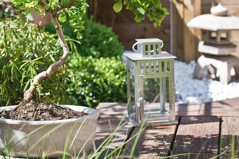 Cour bien aménagée avec de beaux carreaux