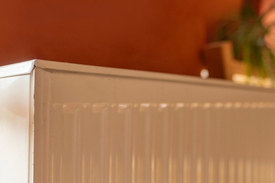 radiateur fixé sur du placo