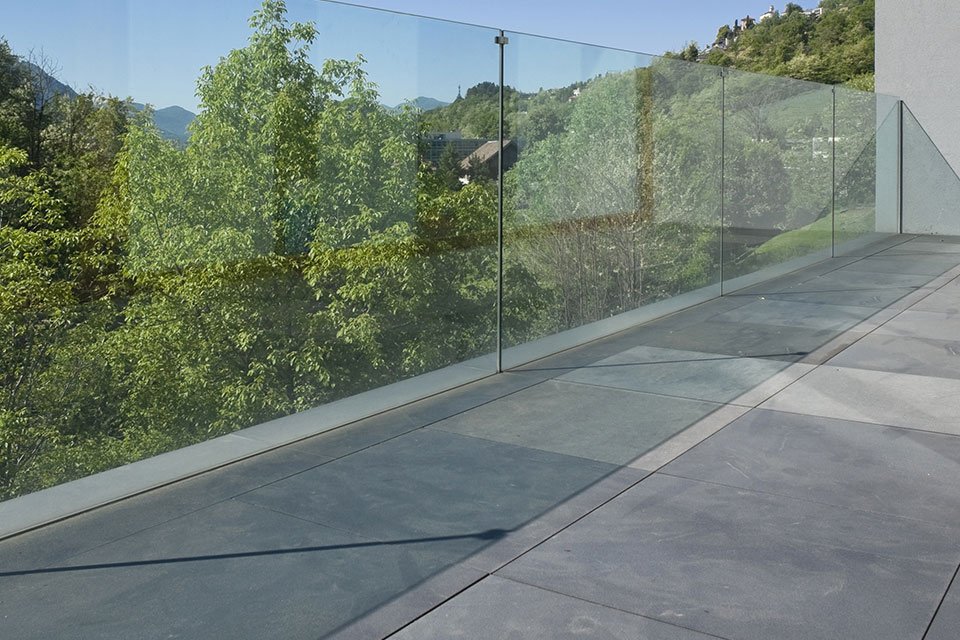 Terrasse en béton décoratif gris