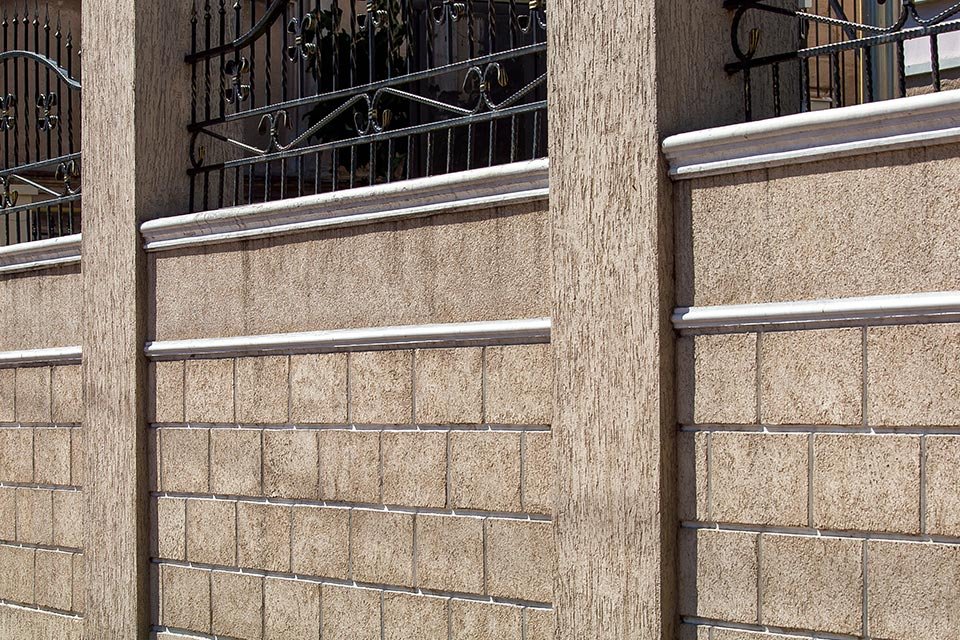 Palissade en pierre naturelle bordant un parterre de fleurs