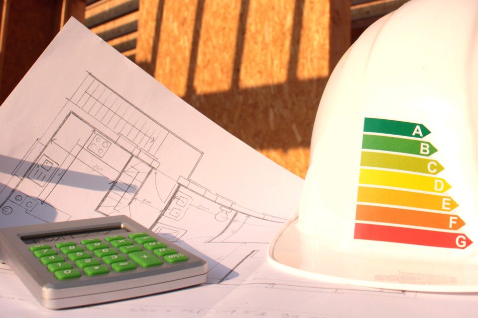 Frise énergétique représentée sur un casque de chantier