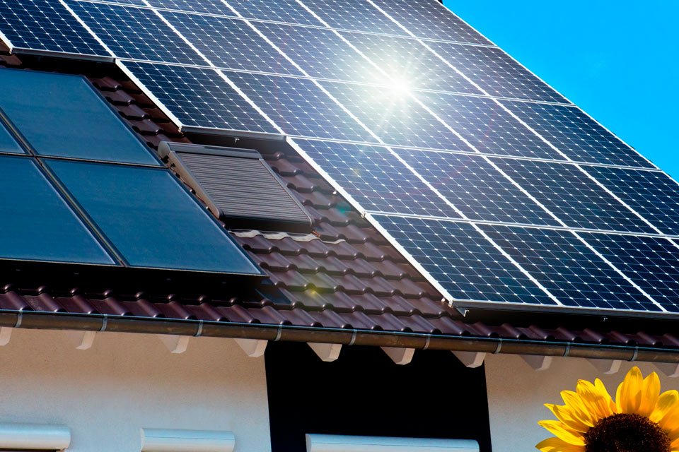 Installation panneaux solaires sur le toit d'une maison