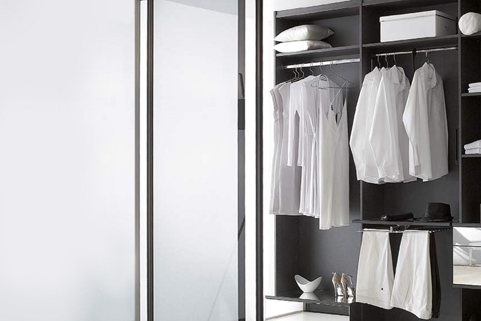 Espace dressing dans une chambre à coucher