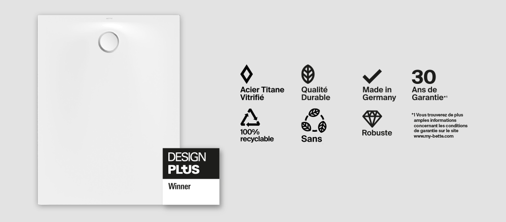 Receveur de douche blanc rectangulaire avec bonde circulaire centrale, à côté d'une liste d'icônes et de textes décrivant ses caractéristiques : Acier Titane Vitrifié, Qualité Durable, Made in Germany, 30 Ans de Garantie*, 100% recyclable, Sans (suivi d'une icône de recyclage barrée, probablement "sans polluants" ou similaire), et Robuste. L'image porte également le label DESIGN PLUS Winner.