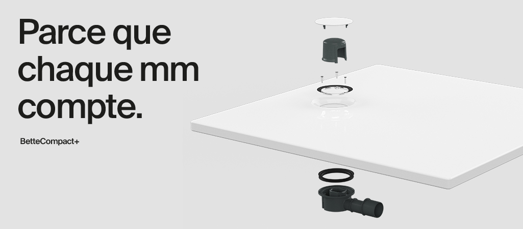 Image conceptuelle montrant un gros plan sur le mécanisme de la bonde d'un receveur de douche Bette, avec le corps de la bonde, le joint d'étanchéité, la crépine et le couvercle de vidange en métal blanc démontés et flottant au-dessus d'une surface de receveur de douche blanche. Le texte en haut à gauche dit : "Parce que chaque mm compte." avec la mention "BetteCompact+" en dessous.