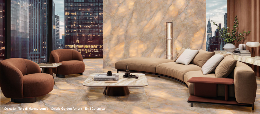 Salon de luxe avec carrelage de sol et revêtement mural effet marbre rétroéclairé Golden Ambra, collection Tele di Marmo Lumia de Emil Ceramica.