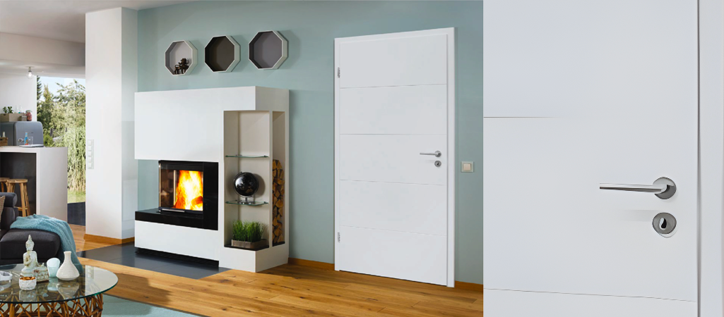 Intérieur moderne avec cheminée design, porte blanche et décoration aux tons naturels
