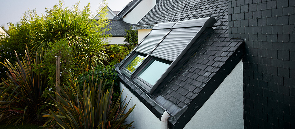 Fenêtres de toit VELUX JUMO configuration duo toit noir tuiles maison moderne