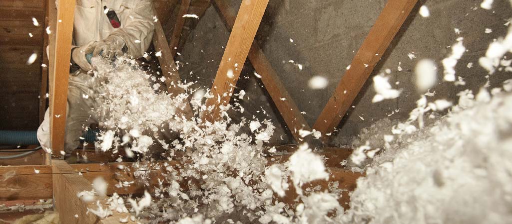 professionnel utilisant de l'isolant