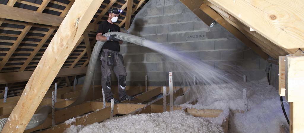 professionnel utilisant de l'isolant