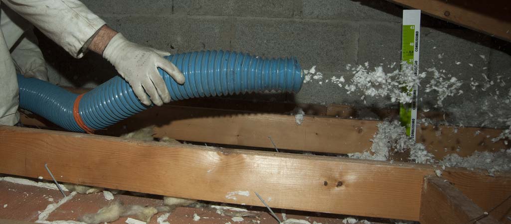 professionnel utilisant de l'isolant